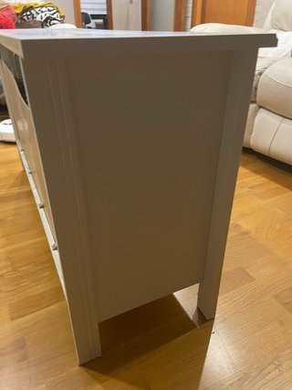 Mueble TV blanco con cestas