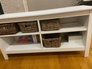 Mueble TV blanco con cestas