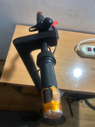 Patinete Xiaomi con puño de moto