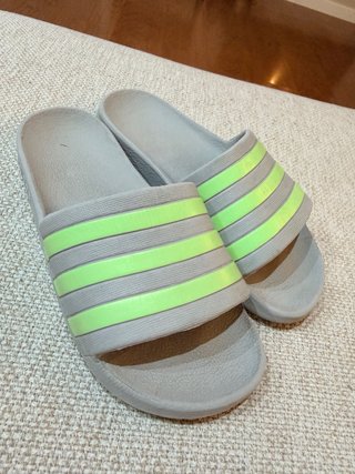 Chanclas Adidas grises y verdes