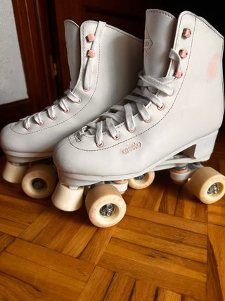Patines blancos con detalles rosas