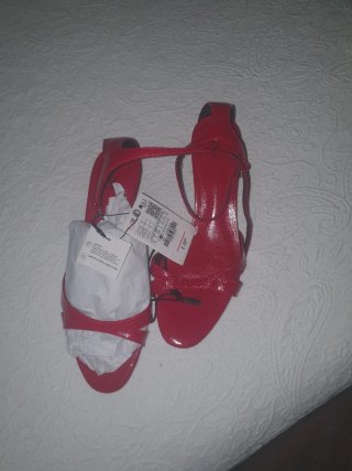 Sandalias Zara charol rojo tacón kitten