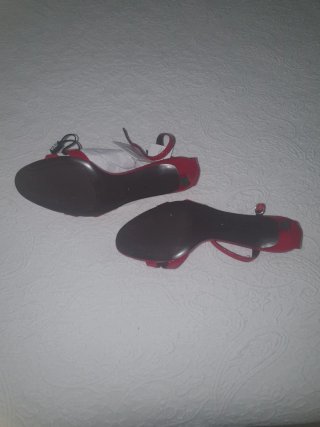 Sandalias Zara charol rojo tacón kitten