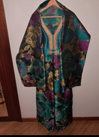 Vestido de fiesta floral verde y morado.