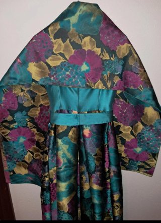 Vestido de fiesta floral verde y morado.