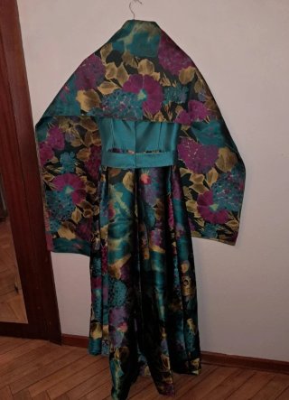 Vestido de fiesta floral verde y morado.