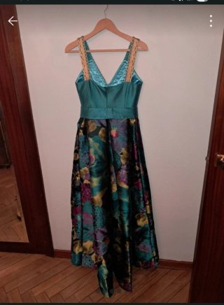 Vestido de fiesta floral verde y morado.