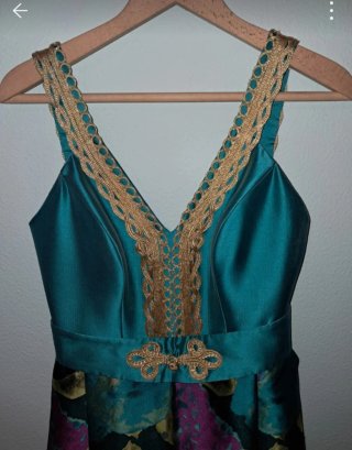 Vestido de fiesta floral verde y morado.