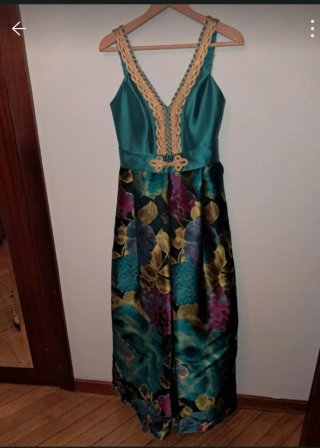 Vestido de fiesta floral verde y morado.