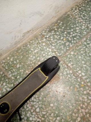 Patinete eléctrico infantil amarillo y negro