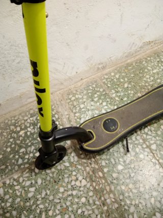 Patinete eléctrico infantil amarillo y negro