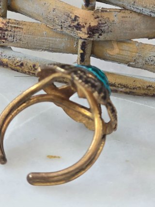 Anillo antiguo con piedra azul
