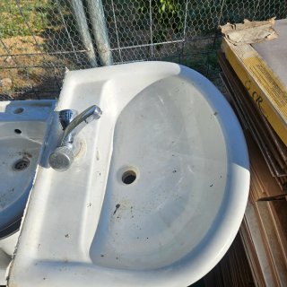 Bañera, váter, lavabo y baldosas, tejas