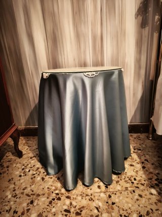 Cama dorada con 2 mesitas azules