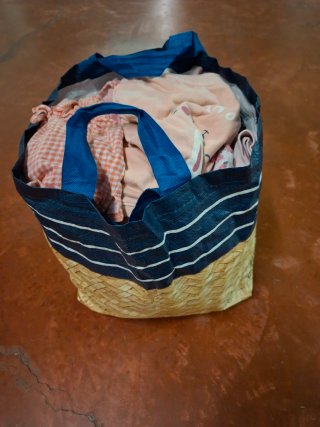 Bolsa de ropa variada para niña