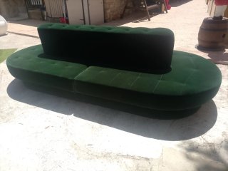 Sillón ovalado terciopelo verde.