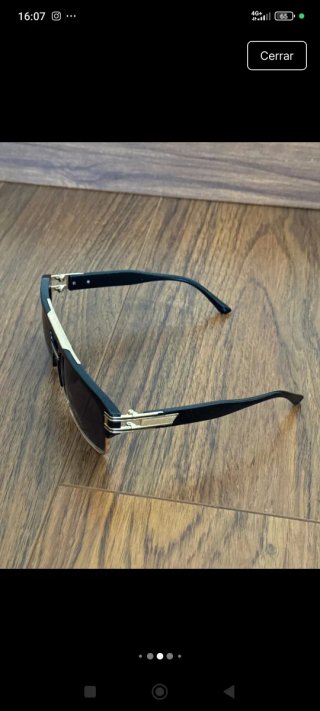 Gafas de sol negras y doradas