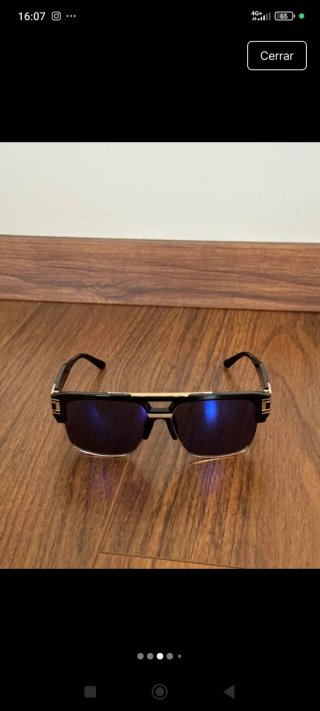 Gafas de sol negras y doradas