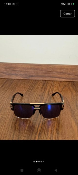 Gafas de sol negras y doradas