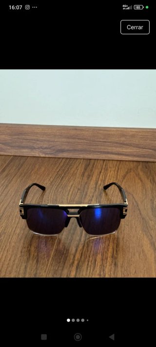 Gafas de sol negras y doradas