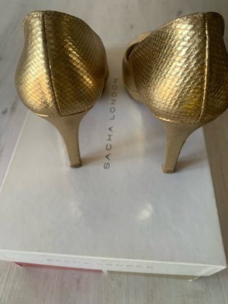 Zapatos dorados Sacha London plataforma