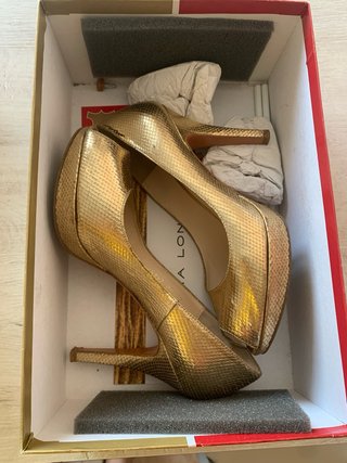 Zapatos dorados Sacha London plataforma