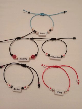 Pulseras con mensajes y abalorios