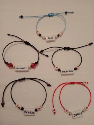 Pulseras con mensajes y abalorios