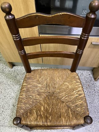 Silla de madera con asiento de mimbre