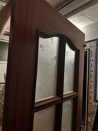 Puerta de madera con cristal