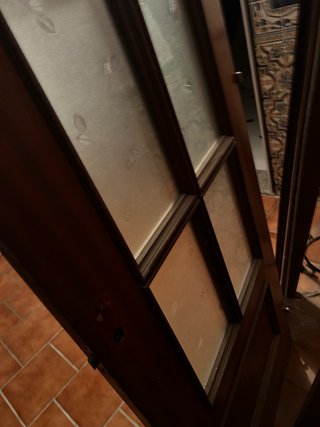 Puerta de madera con cristal