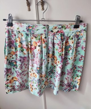 Falda corta floral Stradivarius T.38