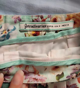 Falda corta floral Stradivarius T.38