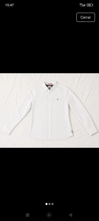 Camisa blanca de hombre con puntos