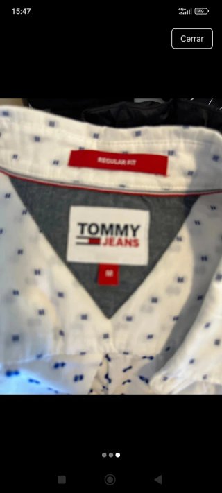 Camisa blanca de hombre con puntos