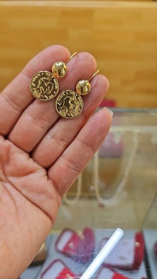 Pendientes de oro con moneda de 18 kilat son nuevo