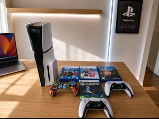 PS5 + 2 Mandos + 4 Juegos + Funda Personalizada