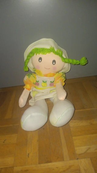 Muñeca de trapo clásica con trenzas verdes