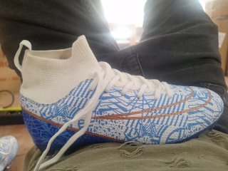 Zapatillas deportivas blancas y azules