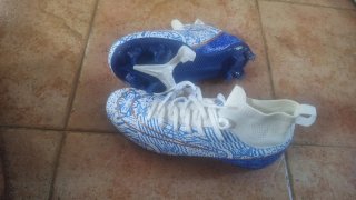 Zapatillas deportivas blancas y azules