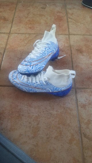 Zapatillas deportivas blancas y azules
