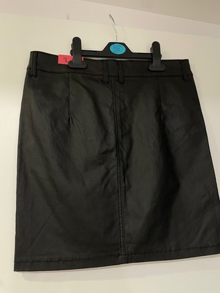 Falda corta efecto piel negra Talla L