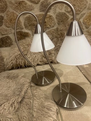 Lámparas de mesa plateadas y blancas