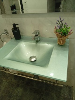 Espejo y lavabo de cristal.