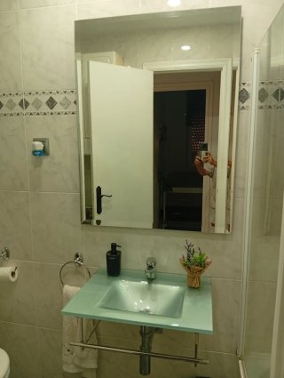 Espejo y lavabo de cristal.