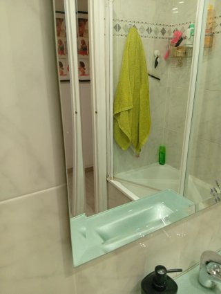 Espejo y lavabo de cristal.