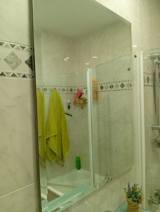 Espejo y lavabo de cristal.
