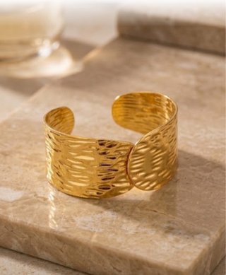 Brazalete dorado ajustable, diseño martillado