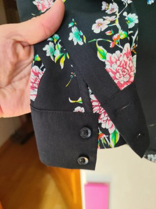Camisa H&M flores negra Talla M-L