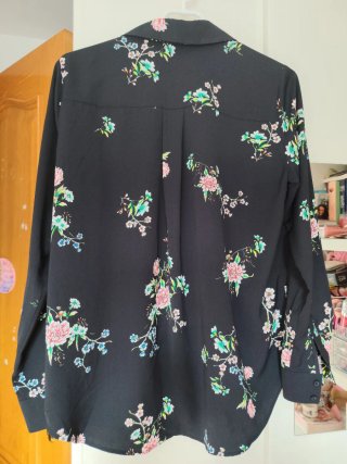 Camisa H&M flores negra Talla M-L